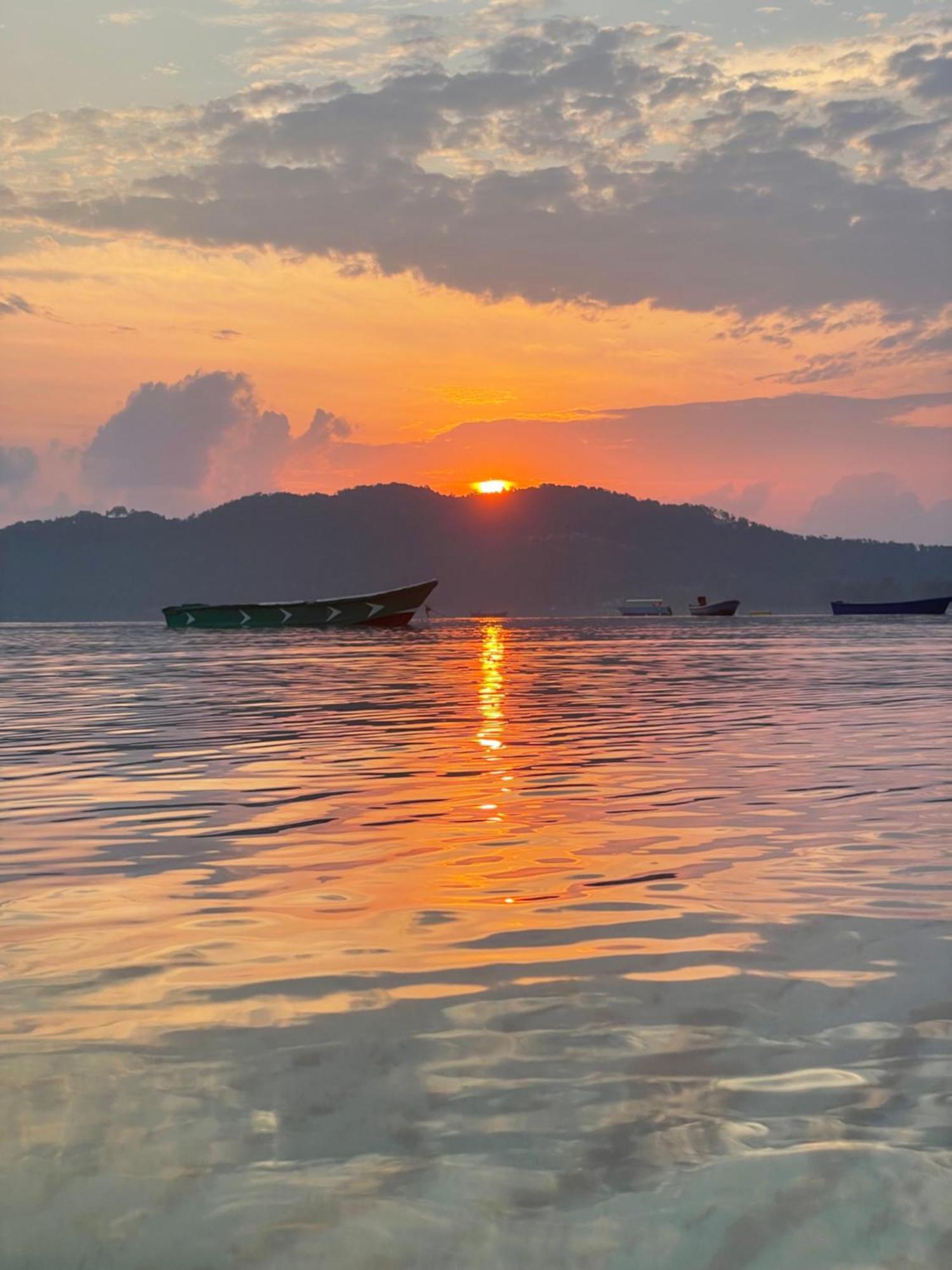 The Big Easy Koh Rong Samloem Hostel เกาะรงสำลน ภายนอก รูปภาพ