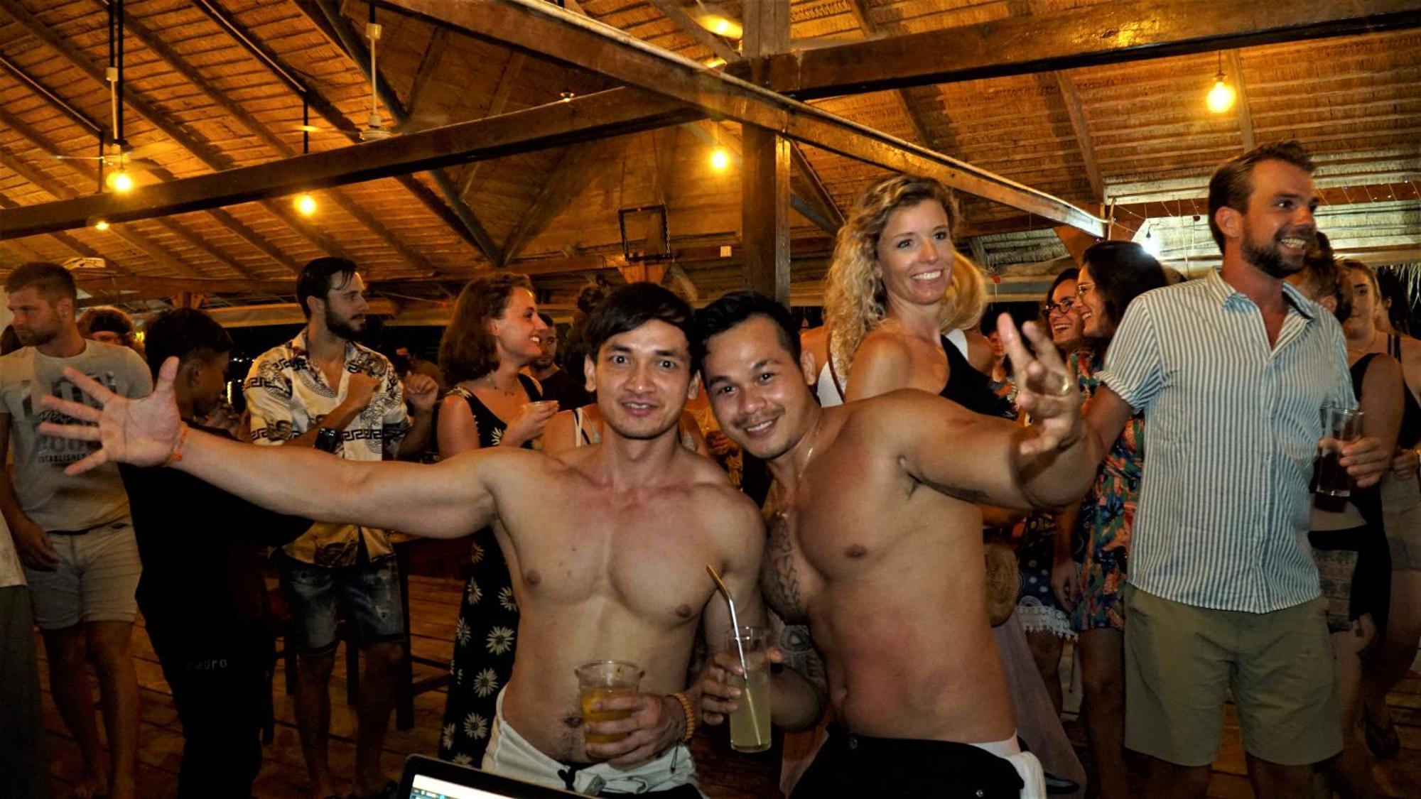 The Big Easy Koh Rong Samloem Hostel เกาะรงสำลน ภายนอก รูปภาพ